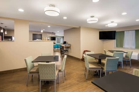 Clarion Pointe Downtown