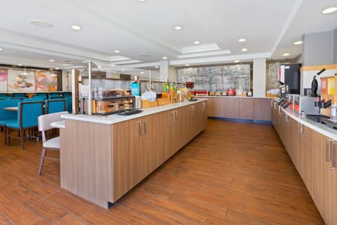 Hampton Inn Orlando Near Universal Blv/International Dr, Breakfast area