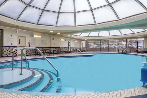 DoubleTree by Hilton Hotel & Suites Pittsburgh Downtown, Indoor pool