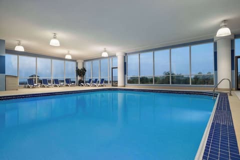 Wyndham Grand Fallsview Hotel, Indoor pool