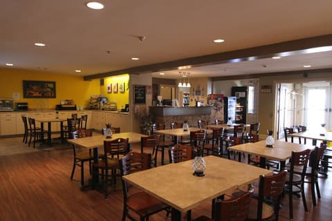 Travelodge Suites by Wyndham Moncton, Breakfast area