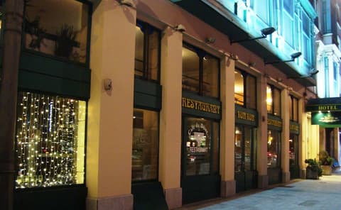 Hotel Le Dome, Restaurant