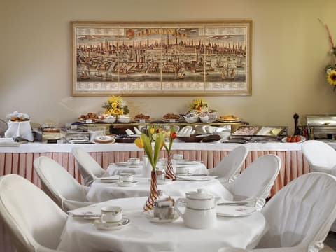 Amadeus Hotel, Breakfast buffet