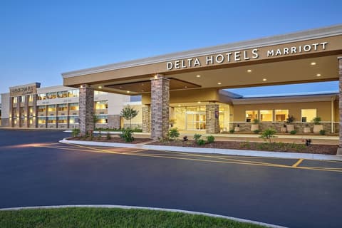 Delta Hotels by Marriott Chicago Willowbrook