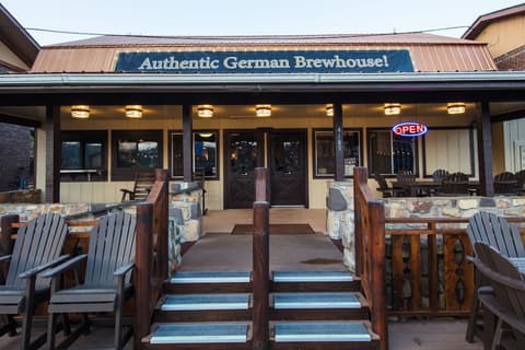 Wild Bear Inn, Food and drink