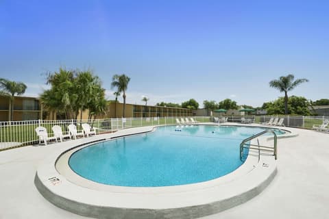 Howard Johnson by Wyndham Winter Haven FL