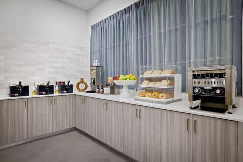 La Quinta Inn & Suites by Wyndham Miami Airport West, Breakfast area