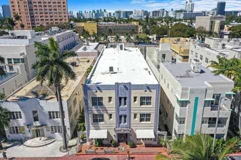 Hotel Shelley, Front of property