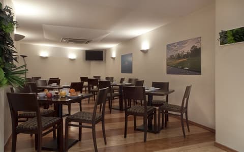 Hotel Verlain, Dining