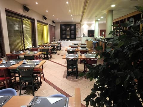 Plaza Hotel, Restaurant