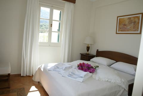 Crithoni's Paradise Hotel