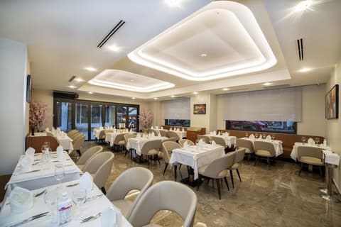 Erboy Hotel, Restaurant