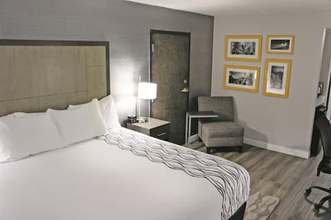 La Quinta Inn & Suites by Wyndham Raleigh Downtown North, Room