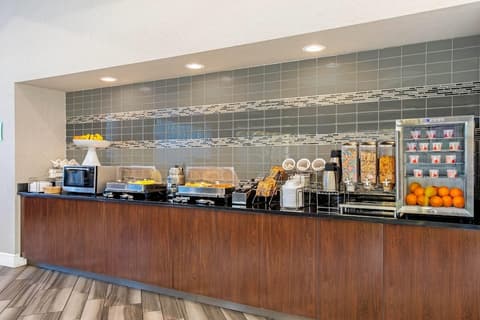 La Quinta Inn & Suites by Wyndham Orlando Airport