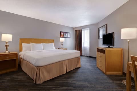 Days Inn by Wyndham Niagara Falls Near The Falls, Room