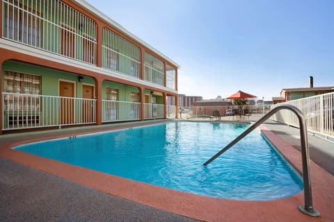 Super 8 by Wyndham Austin Downtown/Capitol Area, Pool