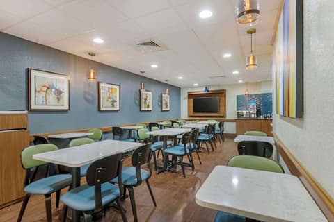 Best Western Plus Universal Inn, Breakfast area