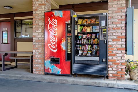 Red Roof Inn & Suites Monterey, Vending machine