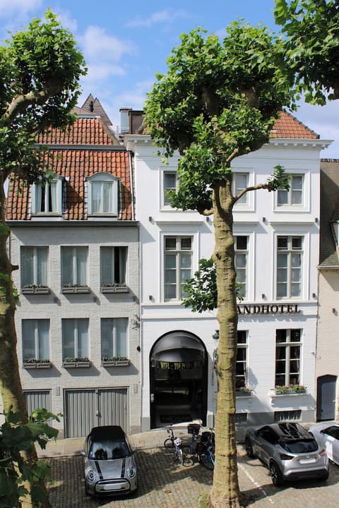 The Pand Hotel, Exterior