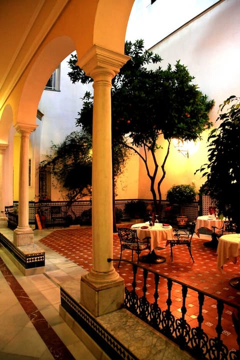Hotel Cervantes, Outdoor dining