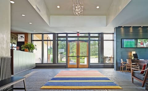 Topnotch Resort, Interior entrance