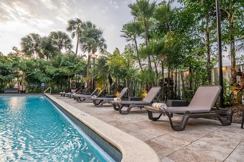 Regency Miami Airport by Sonesta, Outdoor pool