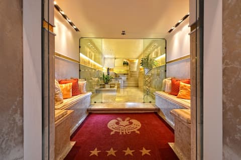 Hotel Concordia, Interior entrance