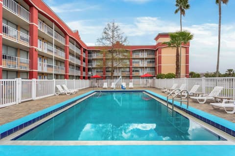 Baymont by Wyndham Orlando North Millenia, Pool