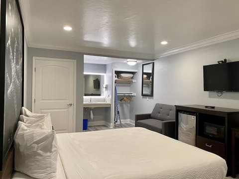 Aura Inn Monterey
