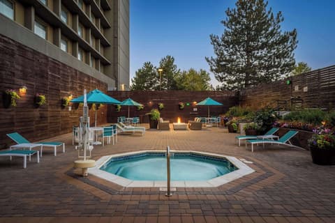 DoubleTree by Hilton Hotel Denver, Outdoor spa tub