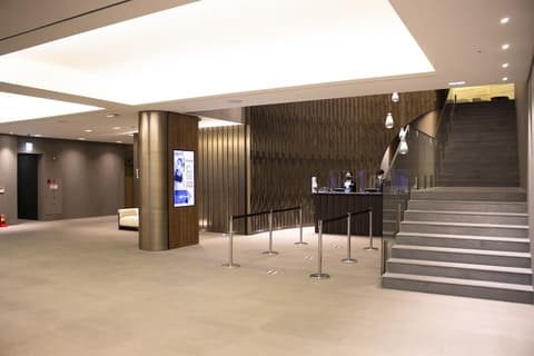 Koreana Hotel, Reception