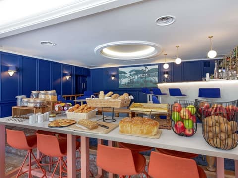 Mercure Marseille Centre Bompard La Corniche, Breakfast area