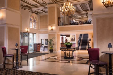 Millennium Knickerbocker Chicago, Interior entrance