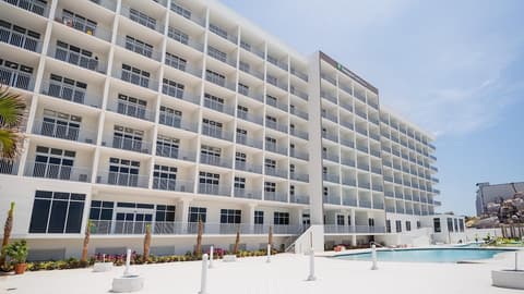 Holiday Inn Express & Suites Panama City Beach - Beachfront by IHG, Outdoor pool