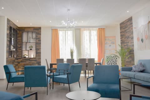 Hotel Busby, Reception