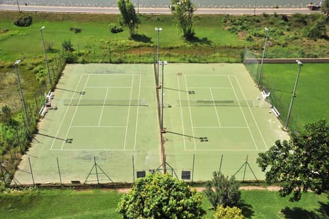 Sopatel Silmande, Tennis court