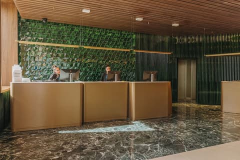 Catalonia Barcelona Plaza, Reception