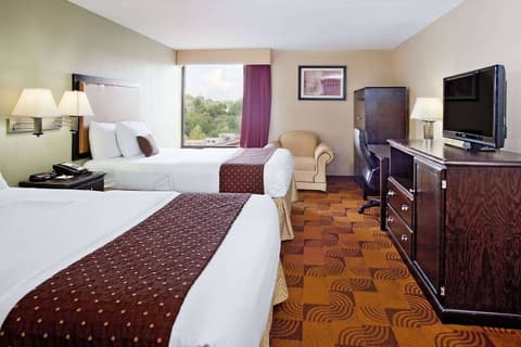 La Quinta Inn & Suites by Wyndham Memphis Airport Graceland