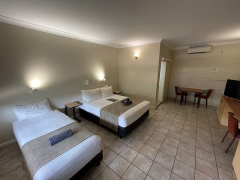 Pine Tree Motel, Room