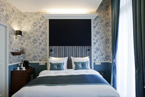 Carlton Ambassador Hotel, Room