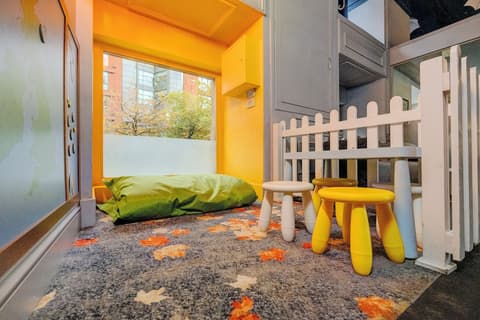 Manchester Portland By Sunday, Lobby