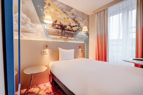 Manchester Portland By Sunday, Room