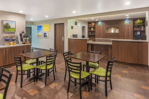Days Inn & Suites by Wyndham East Flagstaff, Lobby