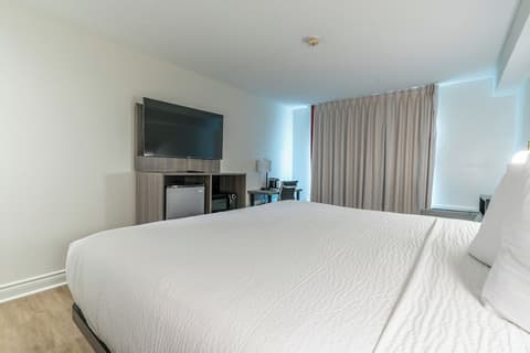 Ramada by Wyndham Kingston, Room