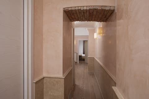 Kennedy Hotel, Reception