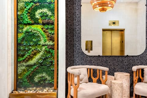 Riverwalk Plaza, Lobby