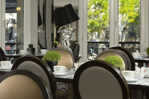 Hotel Plaza Elysées