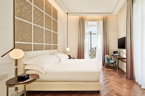 De Bonart Naples, Curio Collection by Hilton