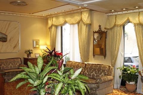 Hotel Eliseo, Lobby sitting area