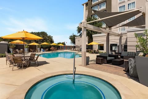 La Quinta Inn & Suites by Wyndham Arlington North 6 Flags Dr